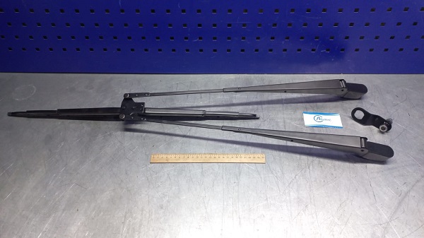 Рычаг стеклоочистителя МТЗ УК (600мм) со щеткой (660мм) передний 787.000.030